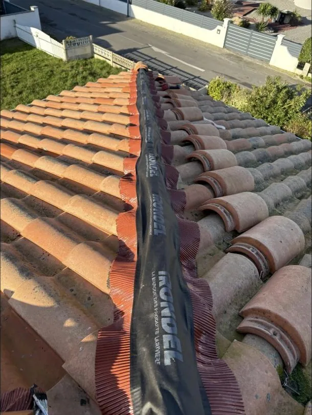 Closoir ventilé posé au faîtage avant fixation des tuiles faîtières — chantier AC Couvreur