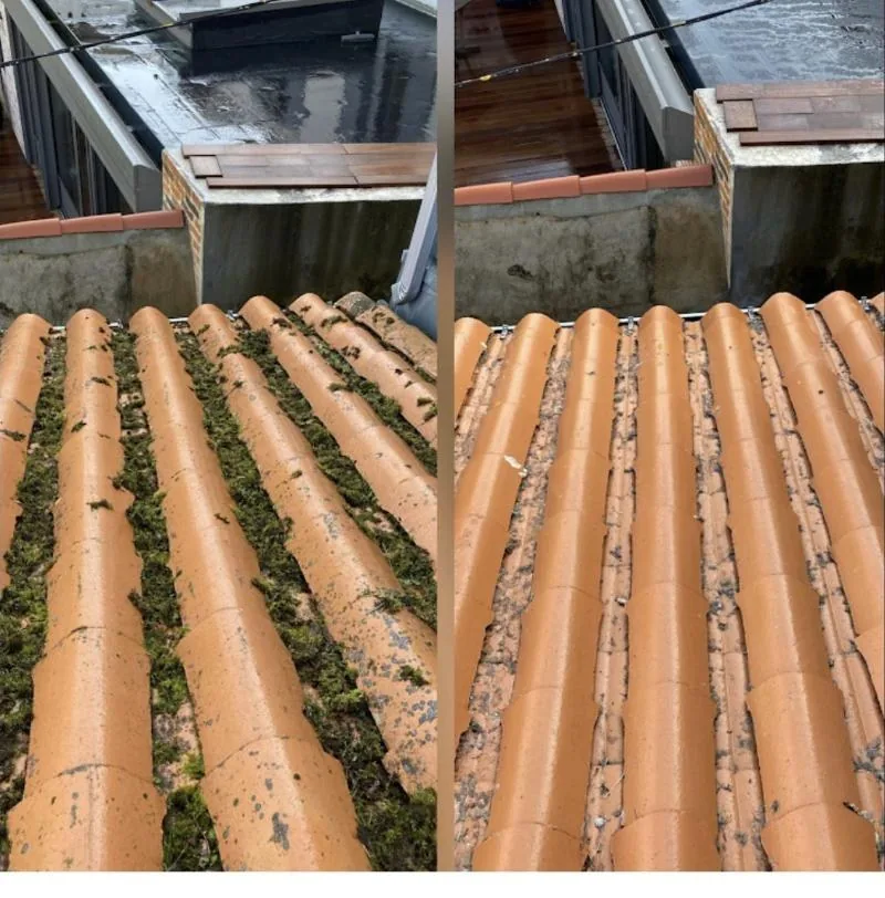 Toiture en tuiles avant et après démoussage : mousse épaisse à gauche, tuiles propres à droite — chantier AC Couvreur
