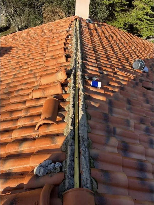 Faîtage rénové et scellé sur toiture en tuiles — chantier AC Couvreur