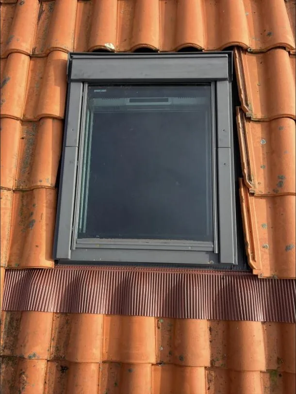 Fenêtre de toit posée dans une couverture en tuiles, bavette d'étanchéité en place — chantier AC Couvreur