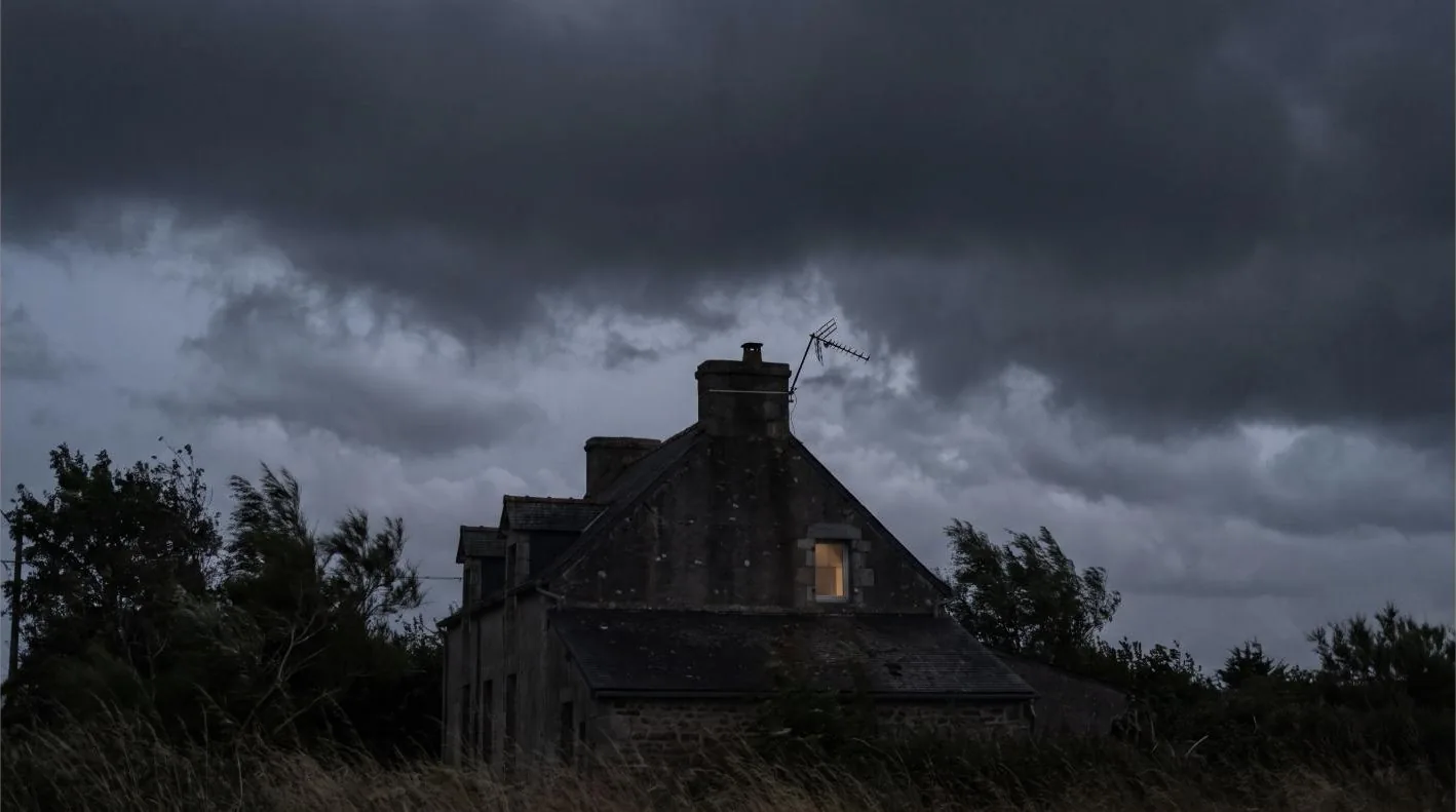 Ciel d'orage au-dessus d'un toit de maison côtière — illustration générée pour ce site