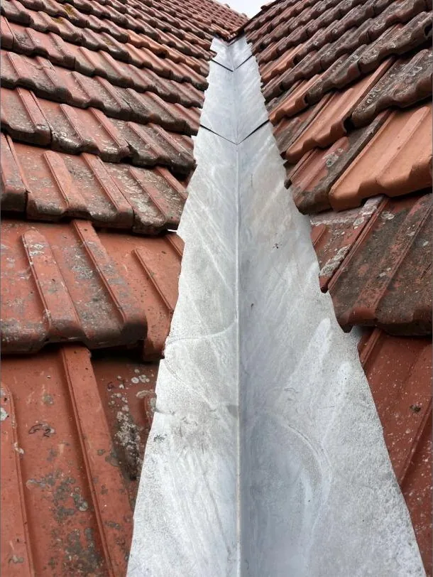 Noue neuve entre deux versants de tuiles — chantier AC Couvreur