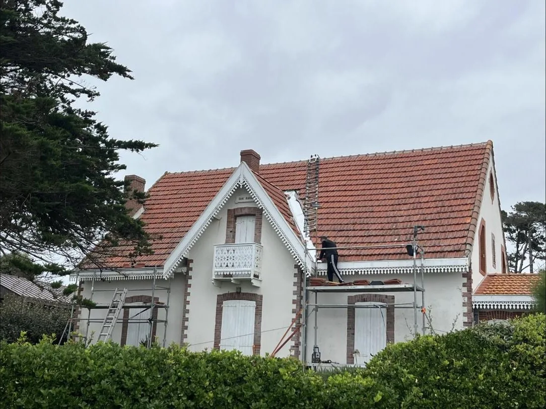 Réfection de la toiture en tuiles d'une maison de caractère en bord de mer, échafaudage en place — chantier AC Couvreur