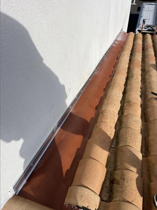 Solin d'étanchéité posé au raccord entre toiture et mur pignon — chantier AC Couvreur