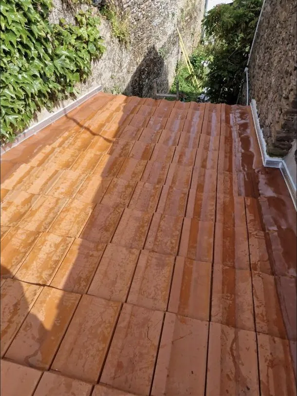 Couverture en tuiles neuves posée le long d'un mur en pierre — chantier AC Couvreur